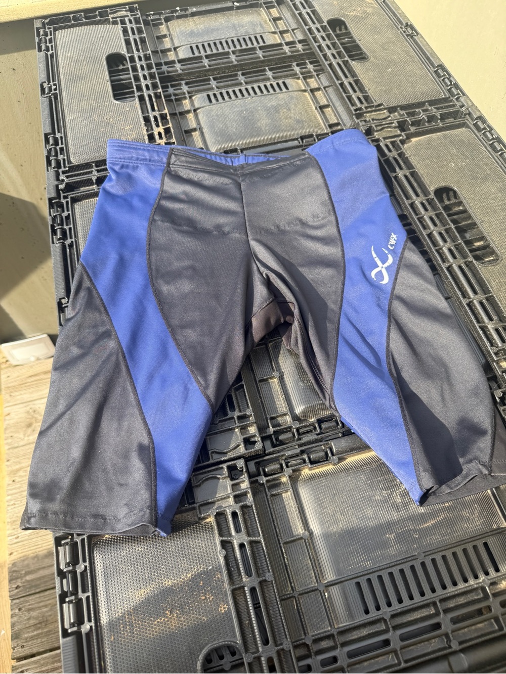 The CW-X Men’s Compression Shorts Blue Black Performance Training Size M